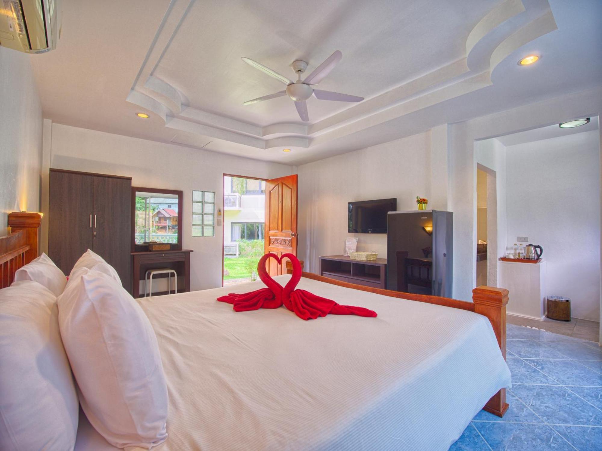 Serenity Lakeside Resort Kathu Exterior foto